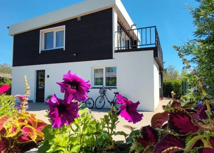 4 Bedroom House With Playground, Bbq & Free Parking